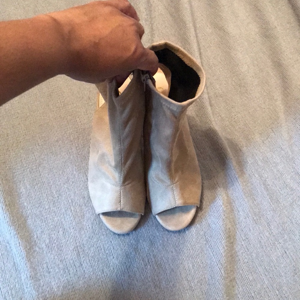Tan pumps - Picture 3 of 3